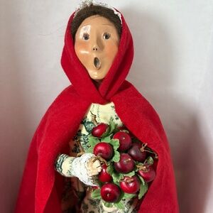 Byers Choice WILLIAMSBURG Colonial Caroler Woman W/Basket of Red Apples Tags